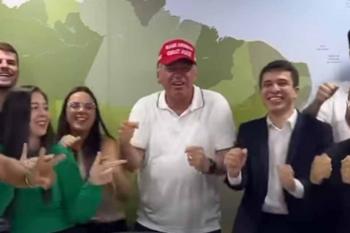 Bolsonaro dança com jovens ao som de Village People após vitória de Trump nos EUA e Chrisóstomo comemora