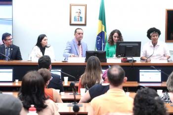 Sílvia Cristina pede regulamentação da lei que garante universalização no tratamento do câncer