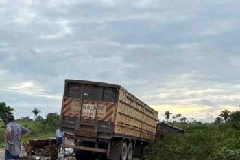 Colisão entre caminhões e carro na BR-364 deixa um morto e três feridos