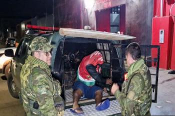 Sargento da PM flagra traficante entregando droga durante viagem em barco