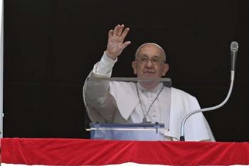 Papa Francisco aparece à janela de hospital em Roma