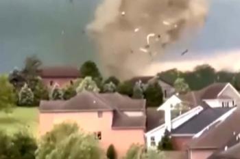 Tornado arranca telhado de igreja nos Estados Unidos