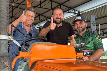 Deputado Laerte Gomes entrega escola reformada e trator agrícola para município de Monte Negro