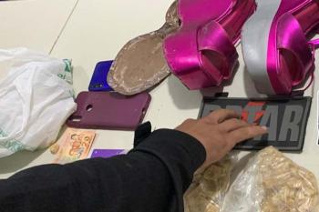 BPTAR flagra mulheres com drogas escondidas em sapatos na BR-364