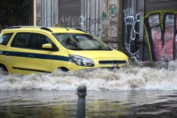 Temporal provoca alagamentos e quedas de árvores no Rio