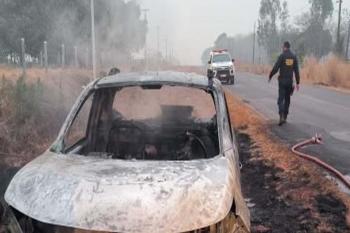 Bombeiros e PM so acionados aps denuncia de veculo em chamas