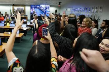 Sob protestos, CCJ da Câmara aprova PEC que proíbe aborto legal