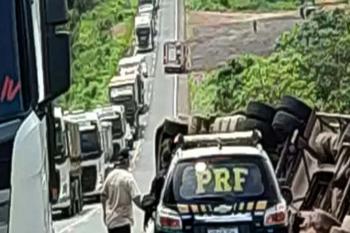 Carreta carregada com carne tomba na BR-364 em Pimenta Bueno