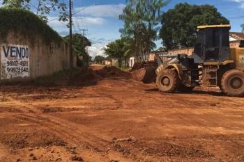 Mais de dez ruas do bairro Cidade Nova recebem serviços de limpeza