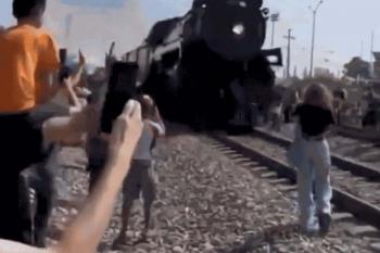 Mulher quase é atingida por Maria-Fumaça no México ao tirar selfie colada ao trem