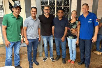 Deputados Cssio Gois e Thiago Flores caminham juntos em intensa agenda em Espigo 