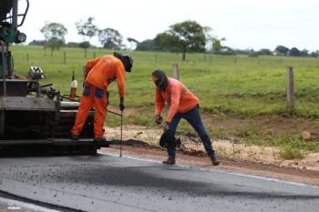 Obras de capa asfáltica estão em andamento na RO-473 entre Teixeirópolis e Urupá