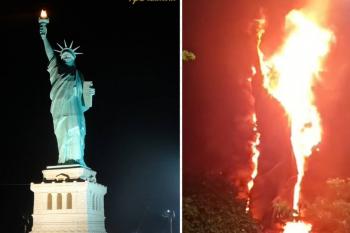 Dupla de moto  vista incendiando Esttua da Liberdade da loja Havan