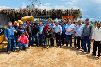 Fernandes entrega implementos agrícolas para fortalecer a produção rural em Machadinho do Oeste