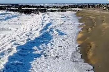 Temperaturas extremas congelam ondas do mar na Terra do Fogo na Argentina