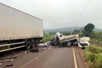 Motorista morre em colisão entre caminhonete e carreta na RO-391