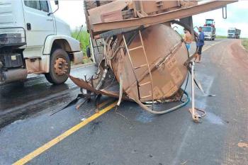 Caminhão-tanque de leite tomba na RO-479 e outro veículo sai da pista