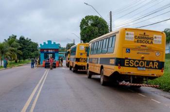 Frota do transporte escolar da Prefeitura de Porto Velho é recolhida ao pátio do 5º BEC