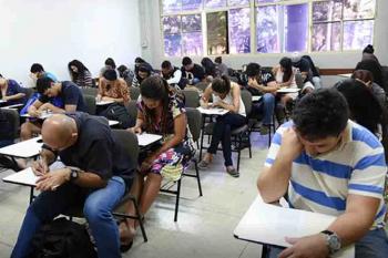 Estudantes fazem a prova do Enade neste domingo