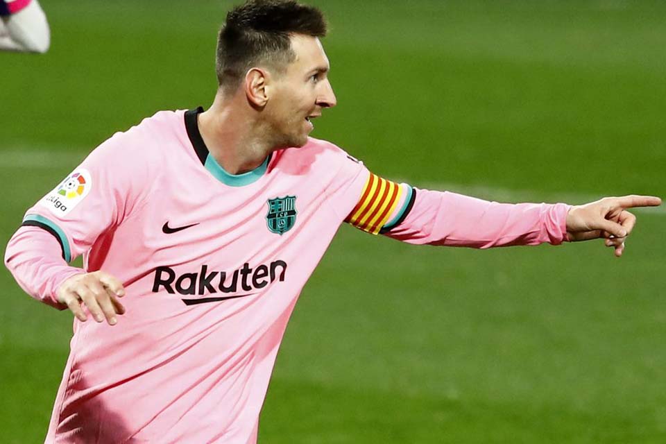 Messi passa marca de gols de Pelé por um mesmo clube em jogos oficiais