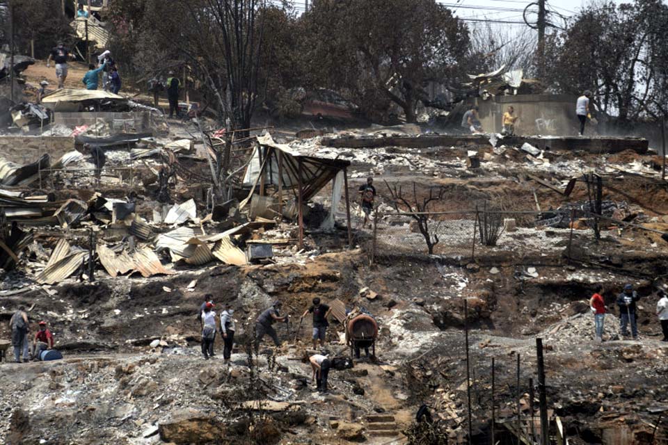 Número de mortos por incêndios descontrolados no Chile aumenta para 122