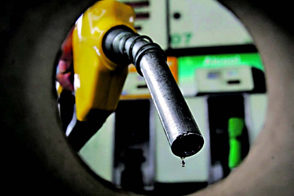 Preço da gasolina cai 9,5% e do diesel 6,5% nas refinarias