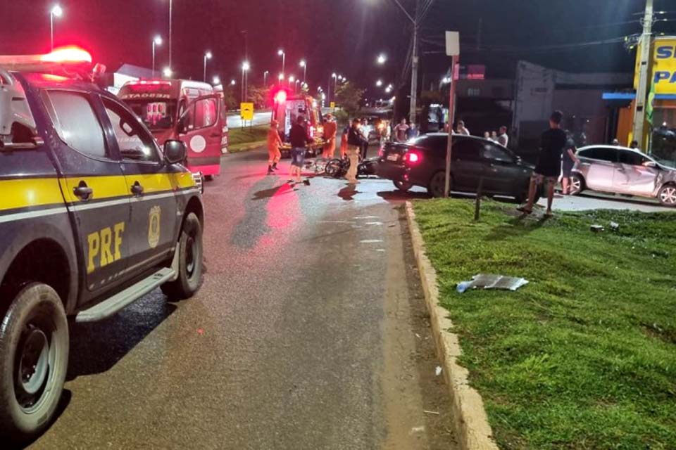 Casal em moto fica gravemente ferido em colisão com carro