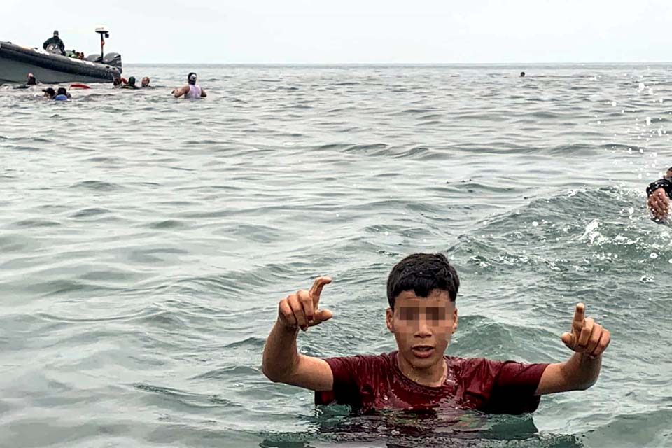 Marrocos impede uma dezena de pessoas de entrar a nado em Ceuta