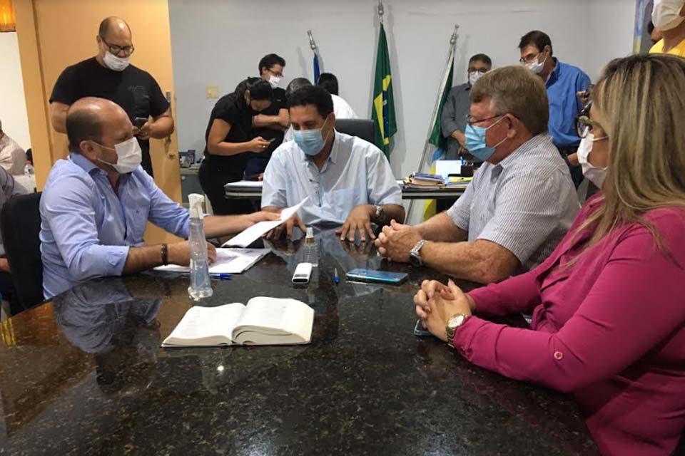 Prefeito de Rolim de Moura recebe deputado estadual Cirone Deiró com a presença de secretários e vereadores