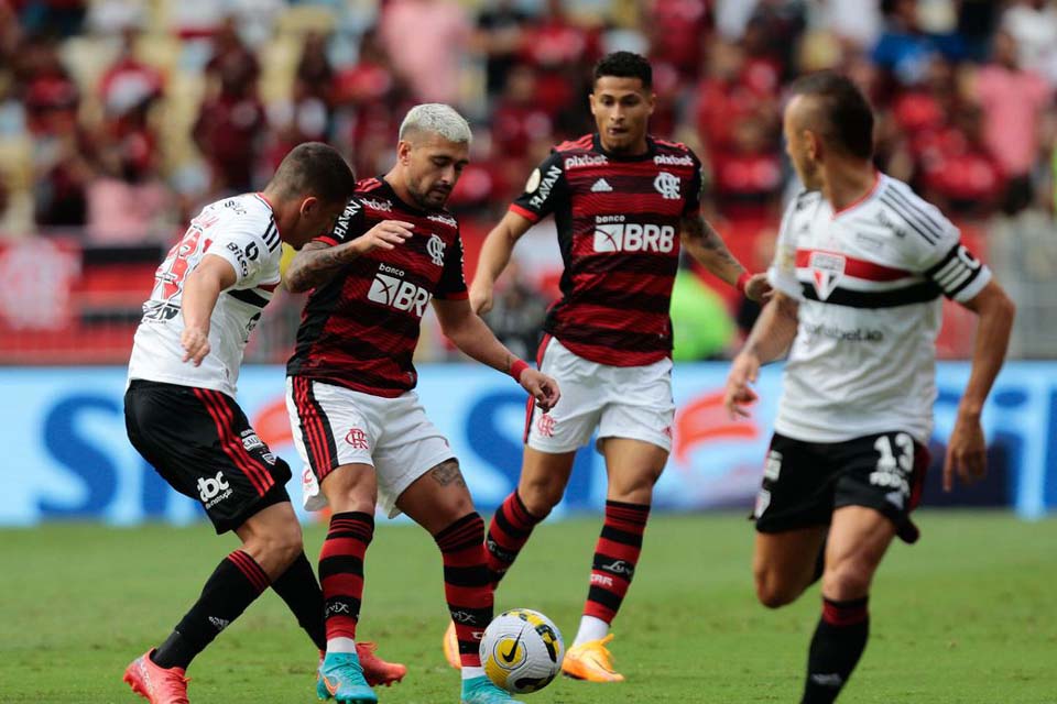 Sob jejum de vitórias no Brasileiro, São Paulo encara Flamengo em casa