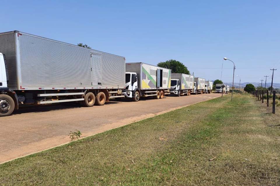 “Caminhões da Felicidade” entregam novas mobílias e equipamentos a escolas estaduais