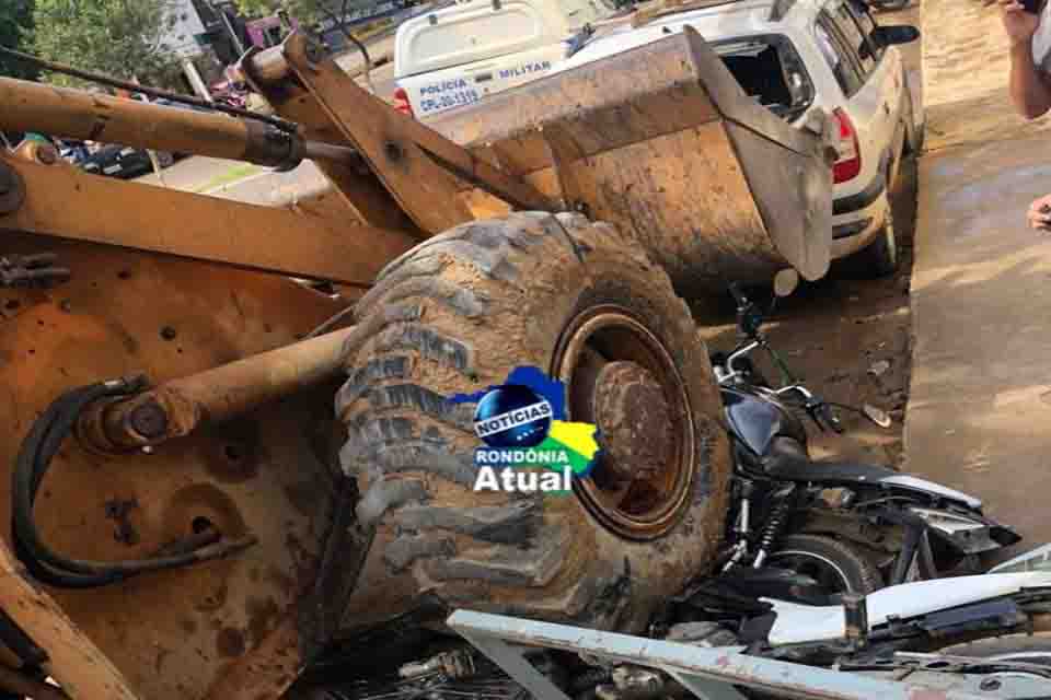 Carregadeira perde freio e passa por cima de motocicletas em Buritis