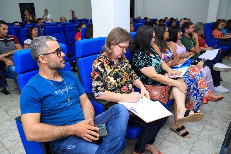 Semed realiza reunião com os diretores da Rede Municipal de Ensino