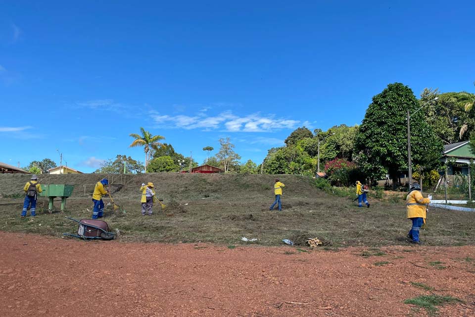 Limpeza e recuperação de calçadas são realizadas em pontos distintos da capital