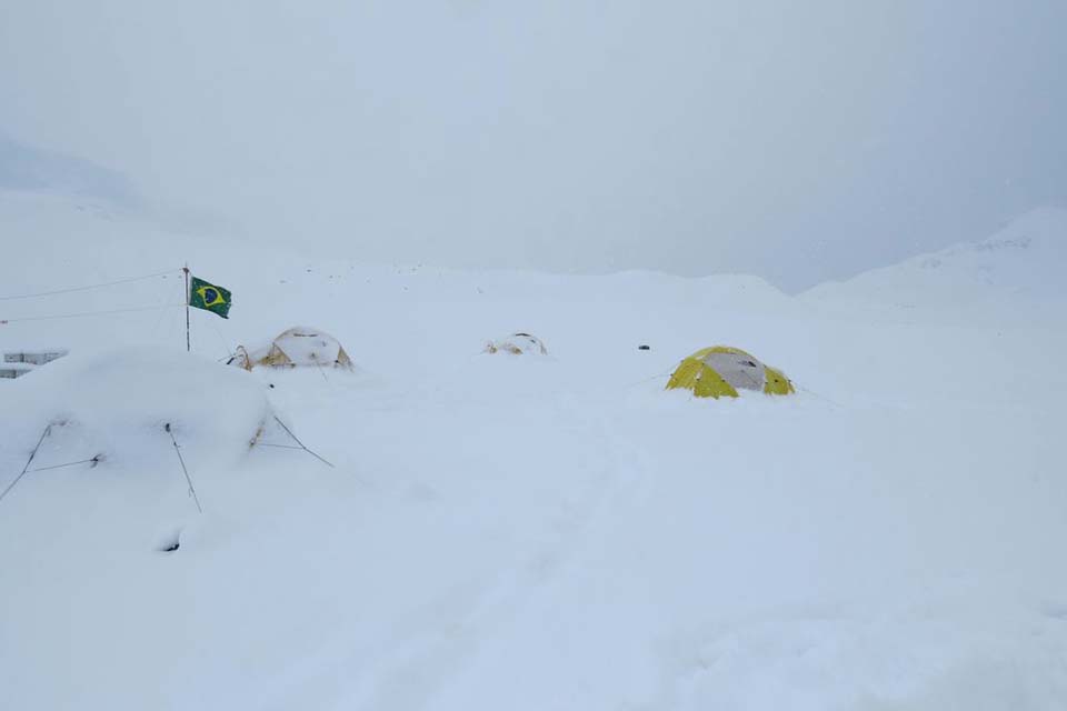 Expedição brasileira à Antártica pesquisa danos ambientais