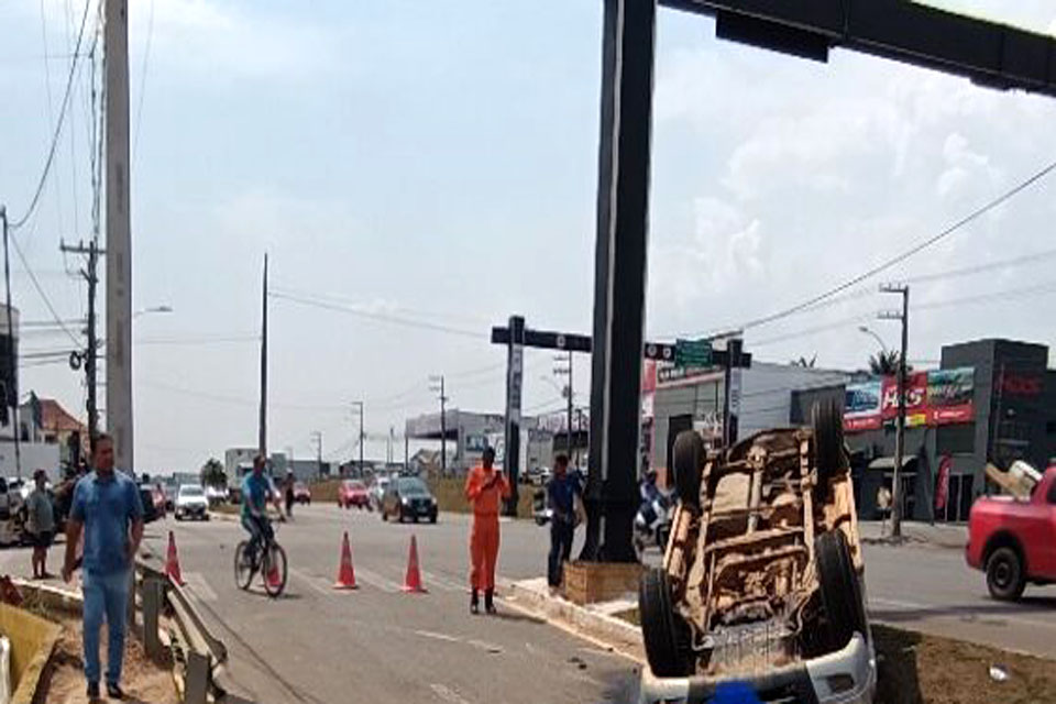 Caminhonete capota após colisão entre veiculos na Br-364 em Ji-Paraná