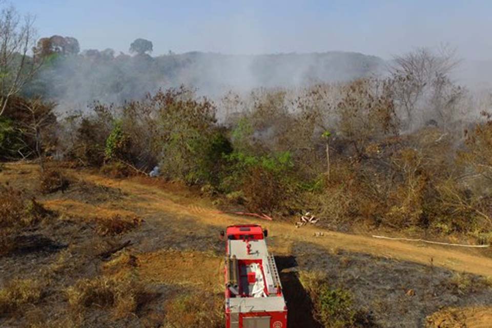 Antigo lixão pega fogo e incêndio já dura uma semana 