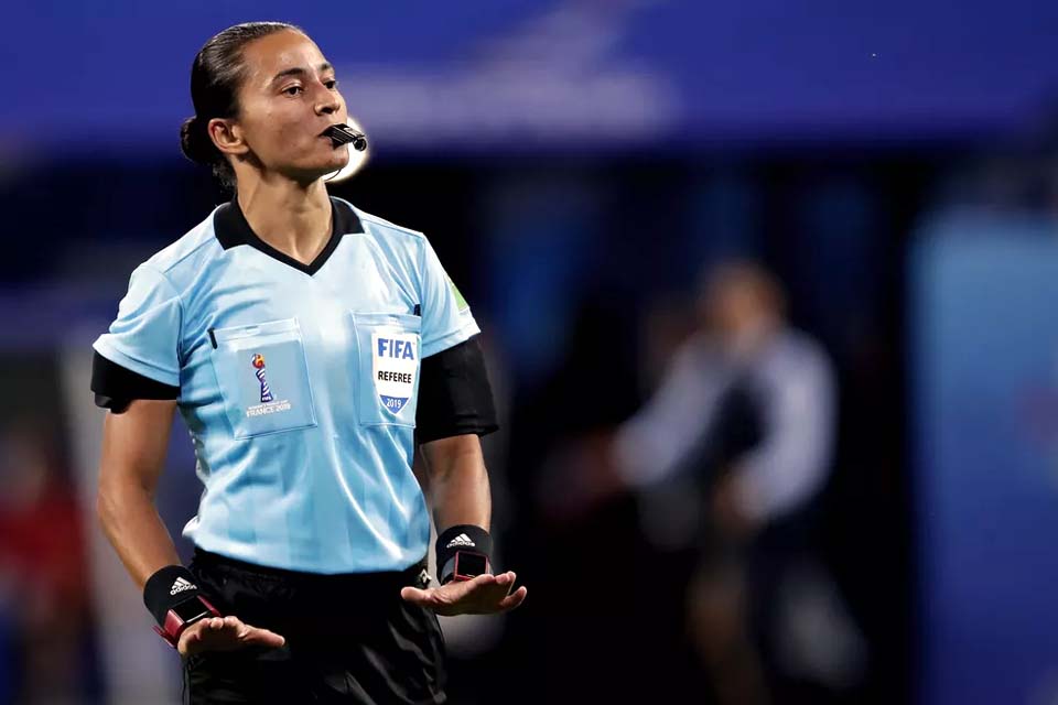 Brasileira Edina Alves é selecionada para apitar no Mundial de Clubes