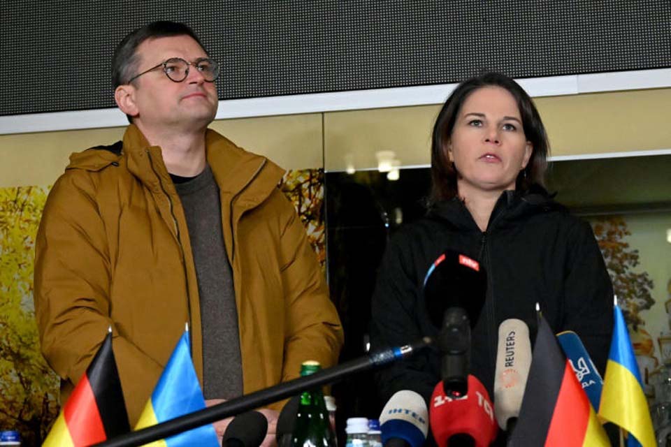 Ministra alemã faz visita surpresa à cidade ucraniana de Kharkiv