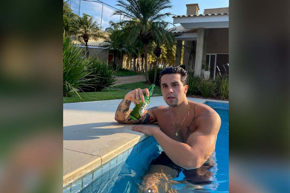 Físico de Luan Santana chama atenção em foto na piscina: 'Popeye?'