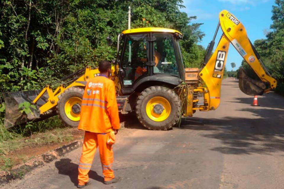 Cujubim: Limpeza mecanizada é efetuada às margens da RO-205 para melhor visibilidade