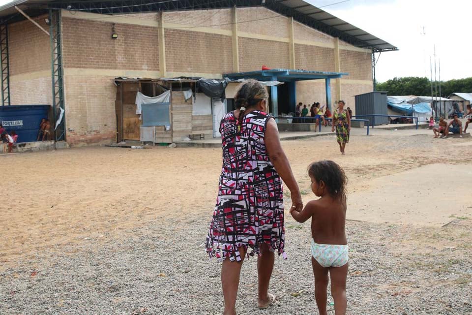 Comunidade warao enfrenta dificuldade em abrigo improvisado em Roraima