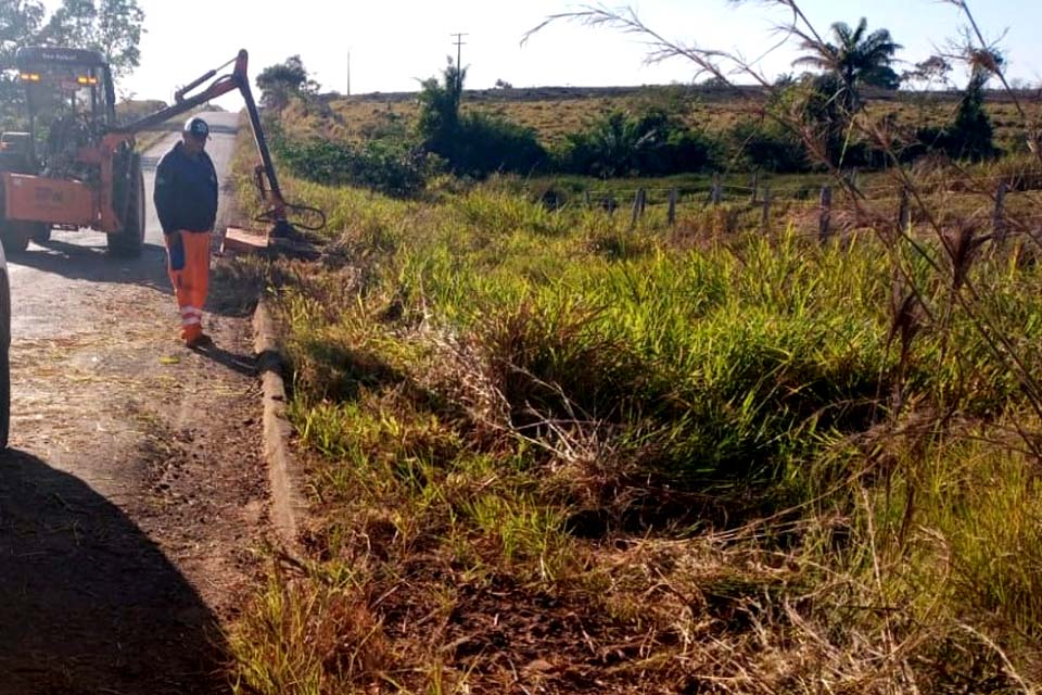 Equipe do DER trabalha durante final de semana na limpeza das margens da RO-010