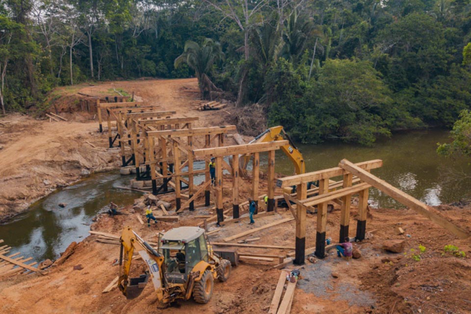 Obras de construção da nova ponte sobre o Rio São Domingos na Linha 628 avançam; serviço é executado pela prefeitura de Jaru