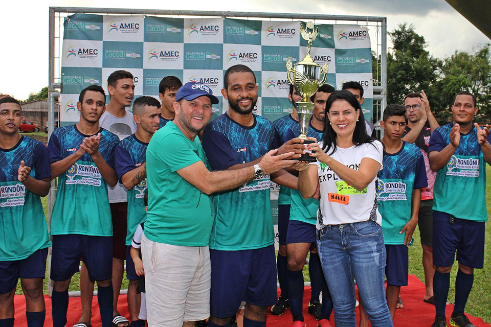 Cirone Deiró realiza torneio de futebol para marcar entrega de uniformes e bolas aos atletas de Cacoal