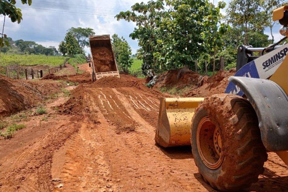 Prefeitura de Jaru trabalha na manutenção de diversos trechos da Linha 614