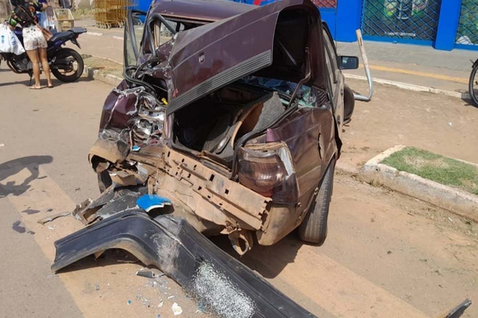 Ônibus arrasta carro estacionado na avenida Mamoré em Porto Velho