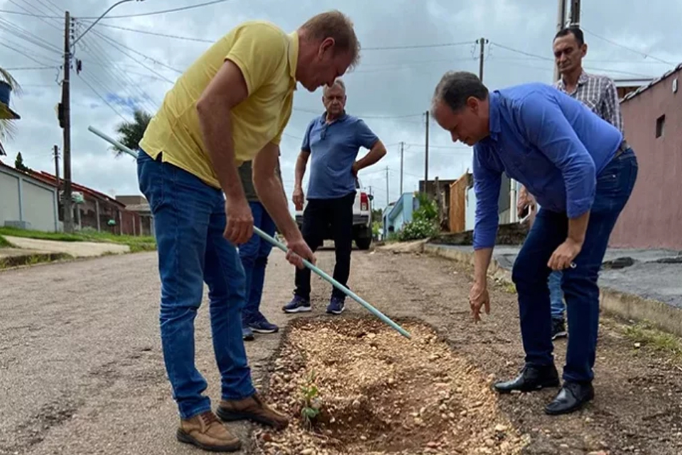 Deputado Luizinho Goebel garante massa asfáltica para recuperação de ruas de Colorado do Oeste