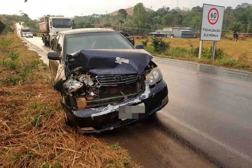 Toyota Corolla colide com Jeep Renegade na BR-364