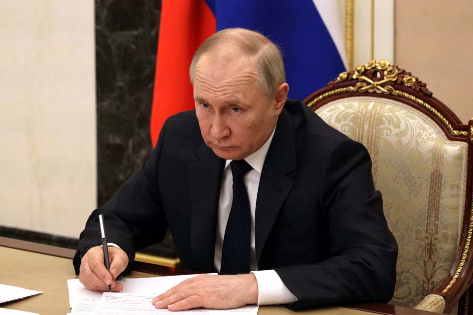 Putin assina decreto para garantir execução de contratos na Defesa